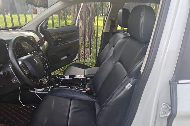 Used Mitsubishi Outlander 2019 2.4L 4x4 Zhi Xiang Edition 7 Seats China VI Standard Left Front Seat