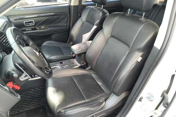 Used Mitsubishi Outlander 2019 2.4L 4x4 Zhi Xiang Edition 5 Seats China V Emission Standard Left Front Seat