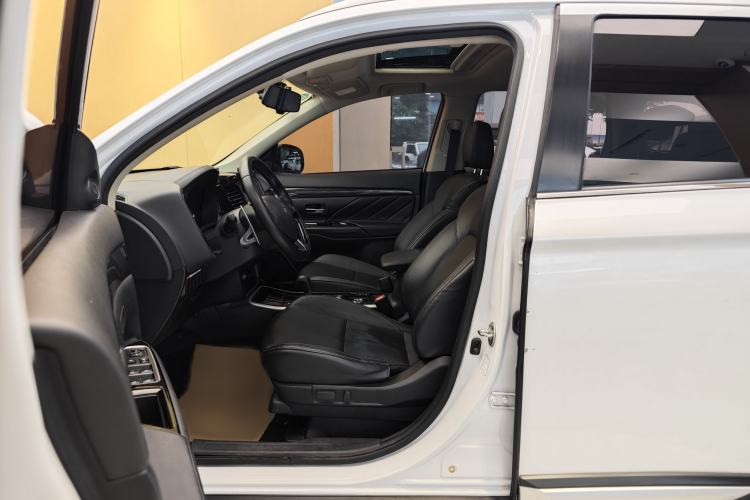 Used Mitsubishi Outlander 2019 2.4L 4x4 Zhi Xiang Edition 5 Seats China V Emission Standard Left Front Seat