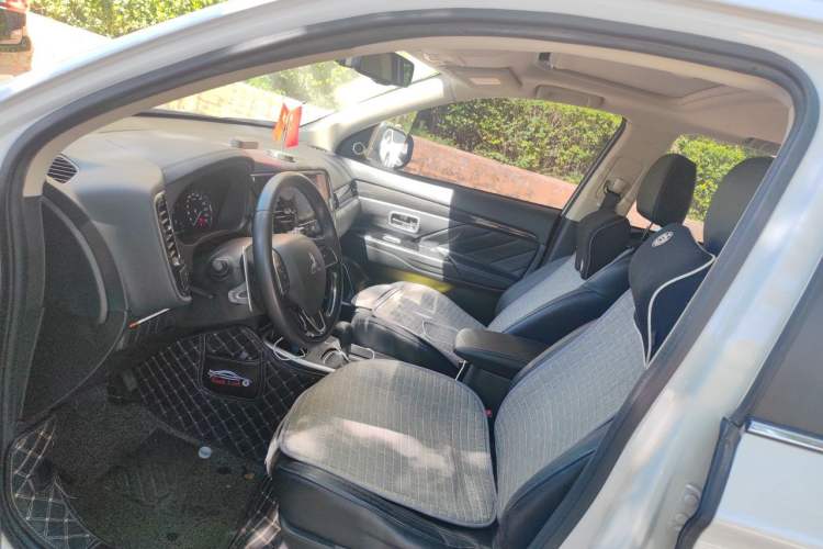 Used Mitsubishi Outlander 2019 2.4L 4x4 Zhi Xiang Edition 5 Seats China V Emission Standard Left Front Seat