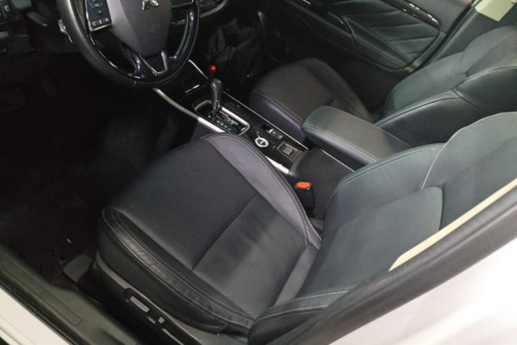 Used Mitsubishi Outlander 2019 2.4L 4x4 Zhi Xiang Edition 5 Seats China V Emission Standard Left Front Seat