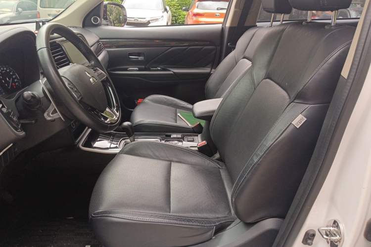 Used Mitsubishi Outlander 2019 2.4L 4x4 Zhi Xiang Edition 7 Seats China VI Standard Left Front Seat