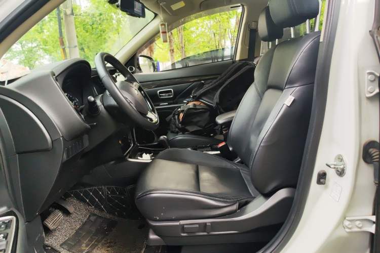 Used Mitsubishi Outlander 2019 2.0L Two-Wheel Drive Comfort Edition 7 Seats China V Emission Standard Left Front Seat
