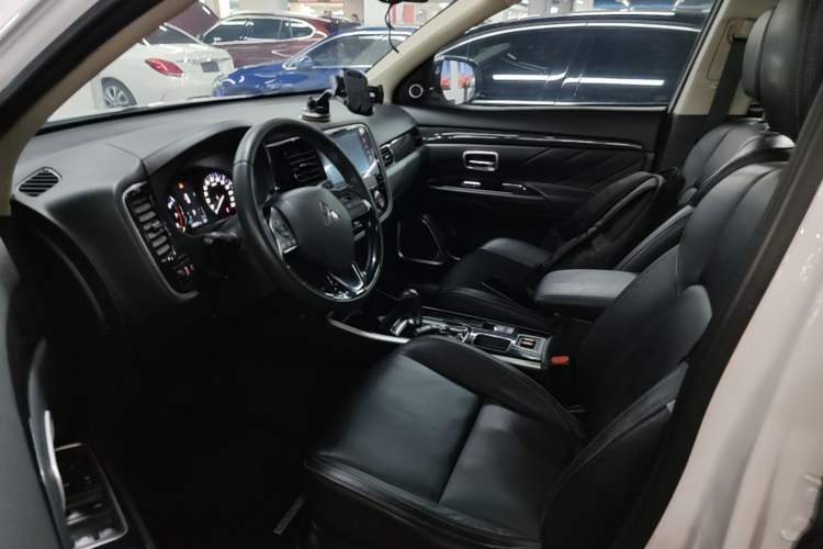 Used Mitsubishi Outlander 2019 2.0L Two-Wheel Drive Comfort Edition 5 Seats China VI Standard Left Front Seat
