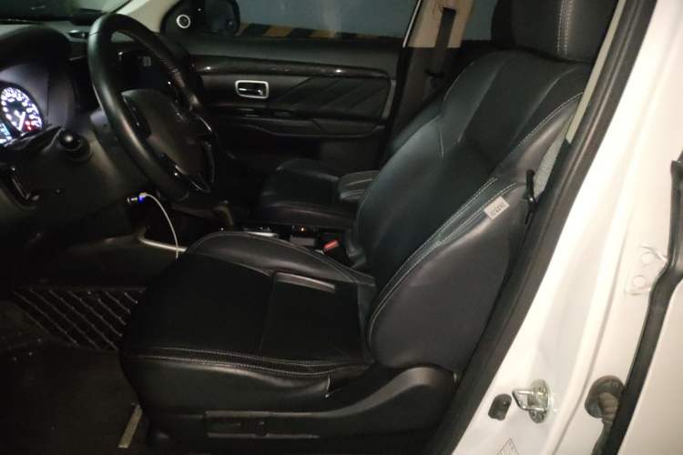 Used Mitsubishi Outlander 2019 2.0L Two-Wheel Drive Comfort Edition 5 Seats China VI Standard Left Front Seat