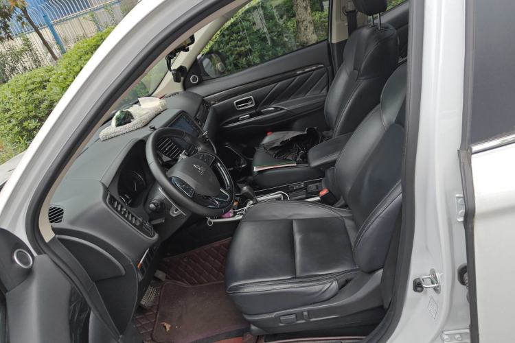 Used Mitsubishi Outlander 2019 2.4L Two-Wheel Drive ZhiXing Version 5 Seats China V Emission Standard Left Front Seat