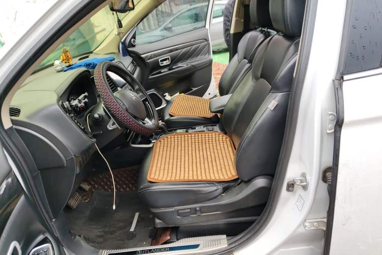 Used Mitsubishi Outlander 2019 2.4L Two-Wheel Drive ZhiXing Version 5 Seats China V Emission Standard Left Front Seat