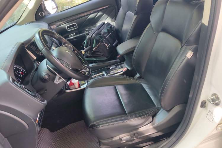 Used Mitsubishi Outlander 2019 2.4L 4x4 Zhi Xiang Edition 5 Seats China VI Standard Left Front Seat