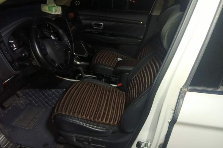Used Mitsubishi Outlander 2019 2.4L 4x4 Zhi Xiang Edition 7 Seats China V Emission Standard Left Front Seat