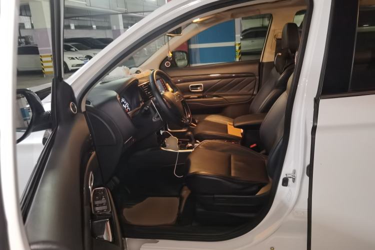 Used Mitsubishi Outlander 2019 2.4L 4x4 Zhi Xiang Edition 5 Seats China V Emission Standard Left Front Seat