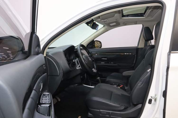 Used Mitsubishi Outlander 2019 2.4L 4x4 Zhi Xiang Edition 5 Seats China V Emission Standard Left Front Seat