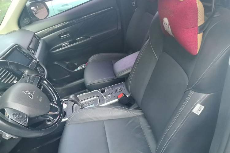 Used Mitsubishi Outlander 2019 2.4L 4x4 Zhi Xiang Edition 7 Seats China V Emission Standard Left Front Seat