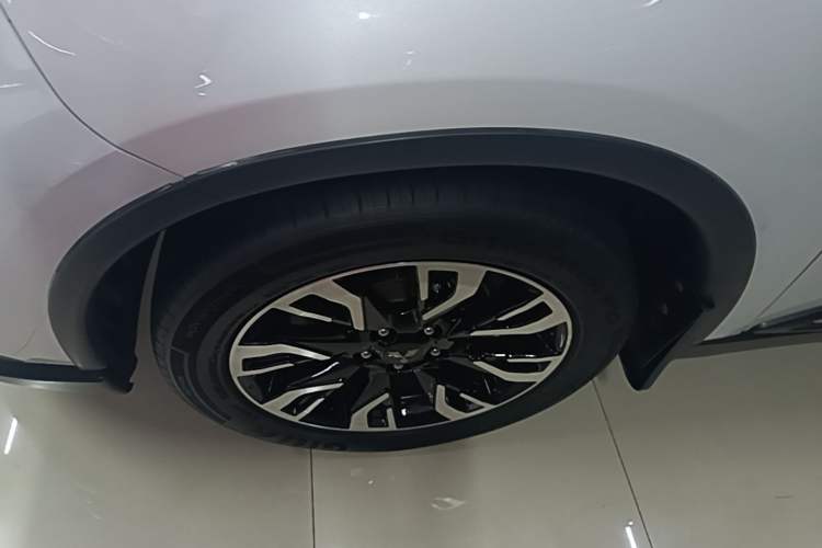 Used Mitsubishi Outlander 2019 2.4L 4x4 Zhi Xiang Edition 5 Seats China V Emission Standard Left Front Wheel Hub