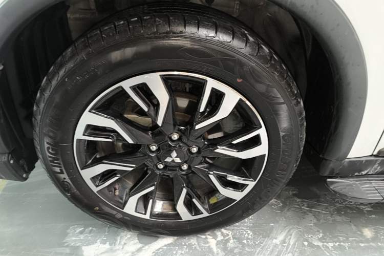 Used Mitsubishi Outlander 2019 2.4L 4x4 Zhi Xiang Edition 5 Seats China VI Standard Left Front Wheel Hub