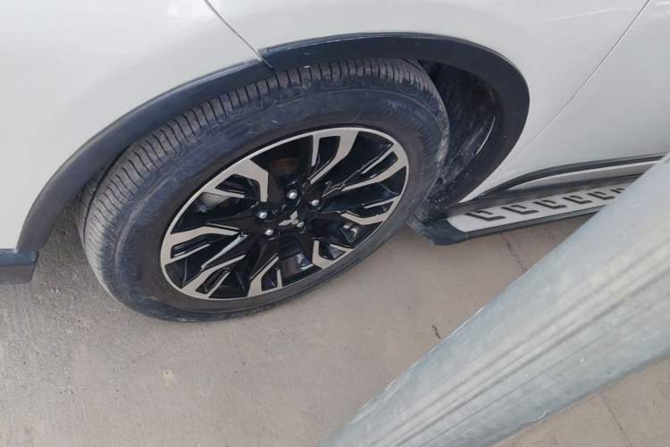 Used Mitsubishi Outlander 2019 2.4L 4x4 Zhi Xiang Edition 7 Seats China V Emission Standard Left Front Wheel Hub