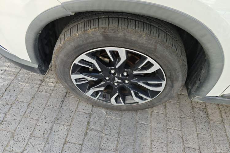 Used Mitsubishi Outlander 2019 2.4L 4x4 Zhi Xiang Edition 5 Seats China V Emission Standard Left Front Wheel Hub