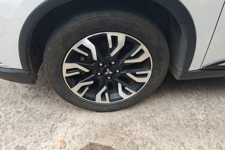 Used Mitsubishi Outlander 2019 2.0L Two-Wheel Drive Comfort Edition 5 Seats China VI Standard Left Front Wheel Hub
