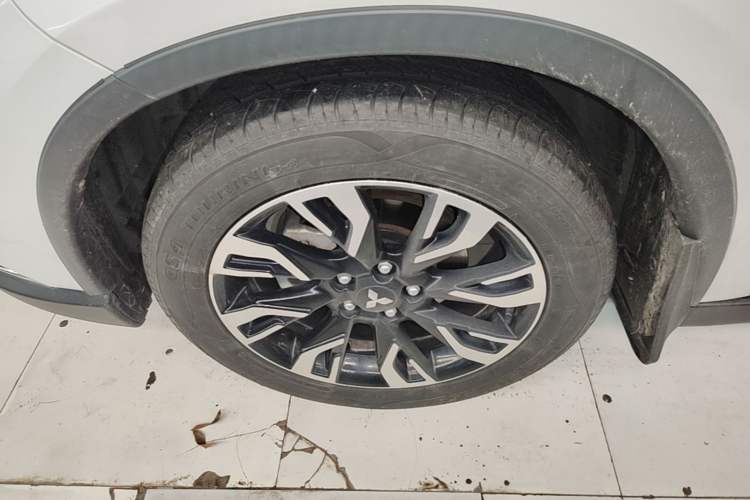 Used Mitsubishi Outlander 2019 2.0L Two-Wheel Drive Comfort Edition 5 Seats China VI Standard Left Front Wheel Hub