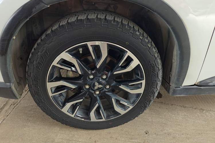 Used Mitsubishi Outlander 2019 2.0L Two-Wheel Drive Comfort Edition 5 Seats China V Standard Left Front Wheel Hub