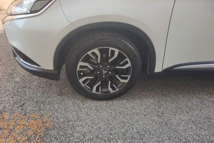 Used Mitsubishi Outlander 2019 2.0L Two-Wheel Drive Comfort Edition 5 Seats China VI Standard Left Front Wheel Hub