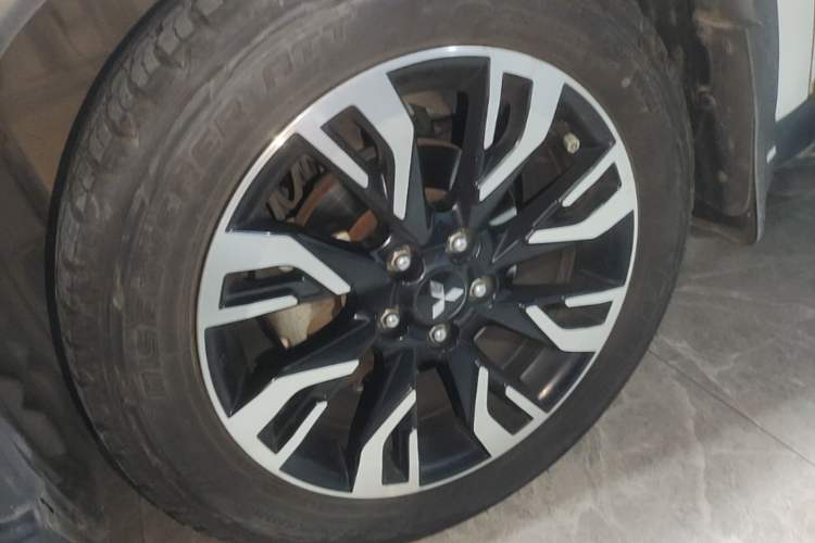 Used Mitsubishi Outlander 2019 2.0L Two-Wheel Drive Comfort Edition 7 Seats China V Emission Standard Left Front Wheel Hub