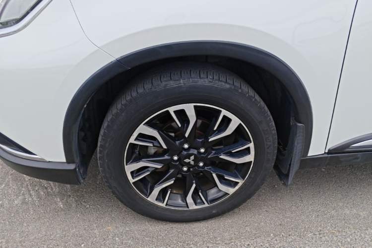 Used Mitsubishi Outlander 2019 2.0L Two-Wheel Drive Comfort Edition 5 Seats China V Standard Left Front Wheel Hub