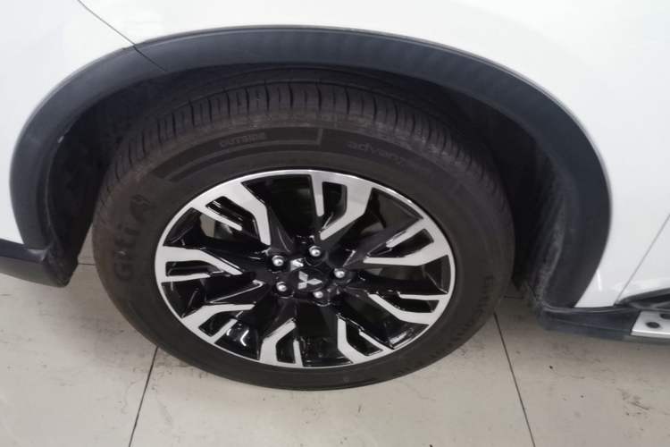 Used Mitsubishi Outlander 2019 2.0L Two-Wheel Drive Comfort Edition 5 Seats China V Standard Left Front Wheel Hub