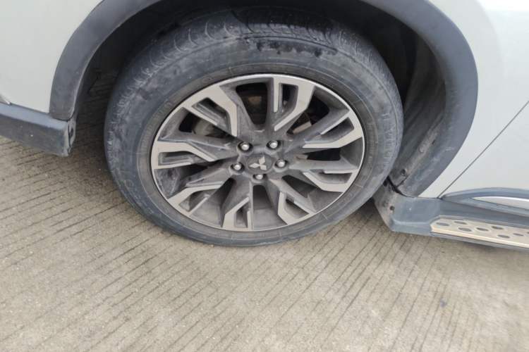 Used Mitsubishi Outlander 2019 2.4L 4x4 Zhi Xiang Edition 7 Seats China VI Standard Left Front Wheel Hub