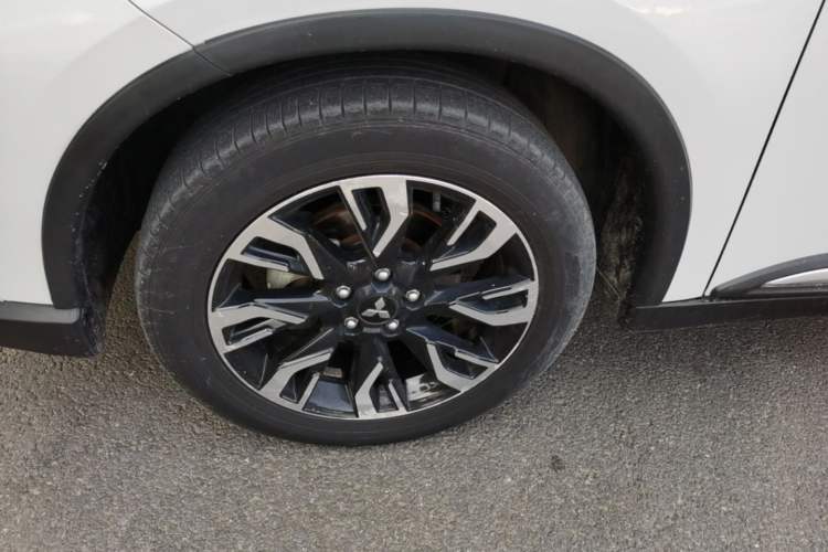 Used Mitsubishi Outlander 2019 2.4L 4x4 Zhi Xiang Edition 7 Seats China VI Standard Left Front Wheel Hub
