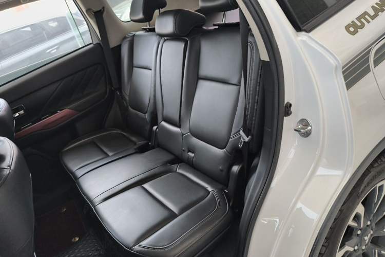 Used Mitsubishi Outlander 2019 2.0L Two-Wheel Drive Comfort Edition 5 Seats China VI Standard Left Rear Seat
