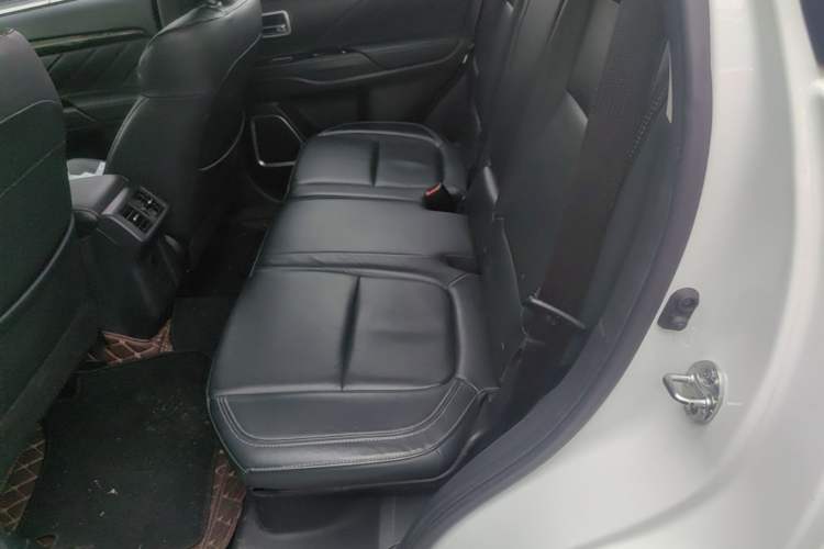 Used Mitsubishi Outlander 2019 2.0L Two-Wheel Drive Comfort Edition 5 Seats China VI Standard Left Rear Seat
