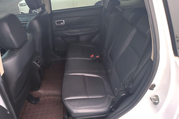 Used Mitsubishi Outlander 2019 2.0L Two-Wheel Drive Comfort Edition 5 Seats China VI Standard Left Rear Seat