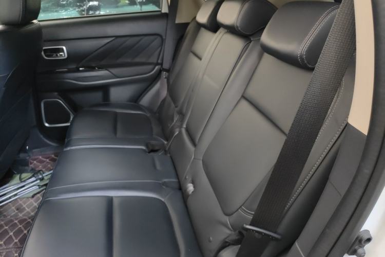 Used Mitsubishi Outlander 2019 2.0L Two-Wheel Drive Comfort Edition 5 Seats China VI Standard Left Rear Seat