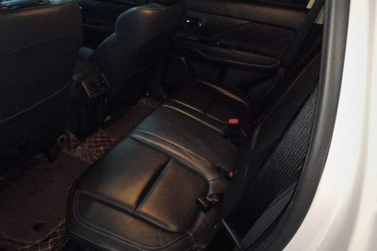 Used Mitsubishi Outlander 2019 2.0L Two-Wheel Drive Comfort Edition 5 Seats China VI Standard Left Rear Seat