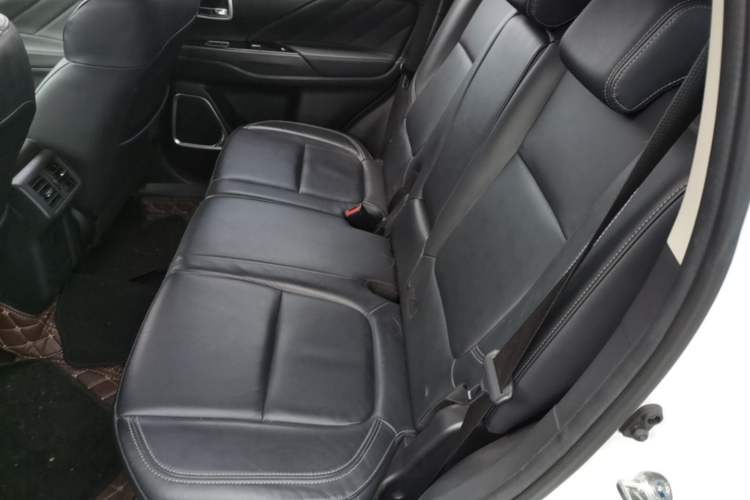 Used Mitsubishi Outlander 2019 2.0L Two-Wheel Drive Comfort Edition 5 Seats China VI Standard Left Rear Seat
