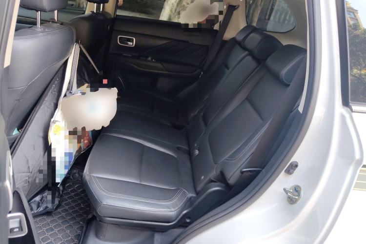 Used Mitsubishi Outlander 2019 2.4L 4x4 Zhi Xiang Edition 7 Seats China V Emission Standard Left Rear Seat