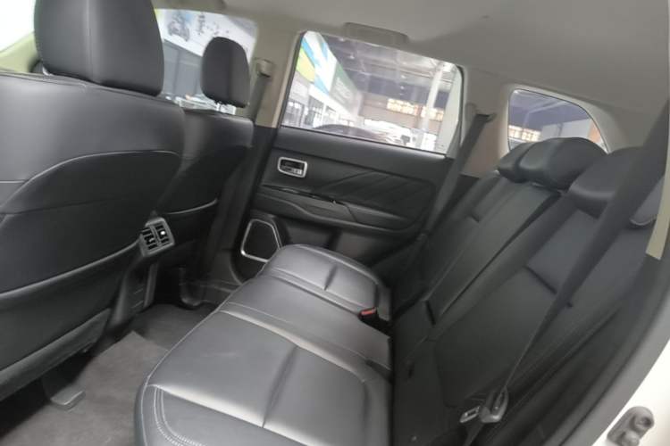 Used Mitsubishi Outlander 2019 2.4L 4x4 Zhi Xiang Edition 5 Seats China VI Standard Left Rear Seat