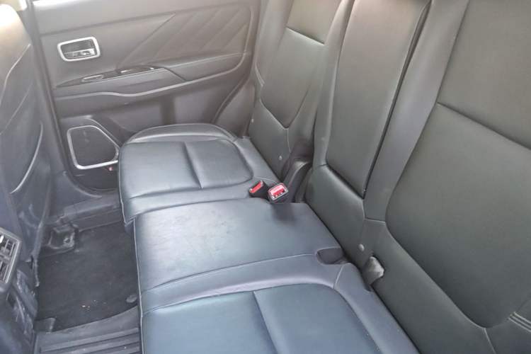 Used Mitsubishi Outlander 2019 2.4L 4x4 Zhi Xiang Edition 7 Seats China V Emission Standard Left Rear Seat