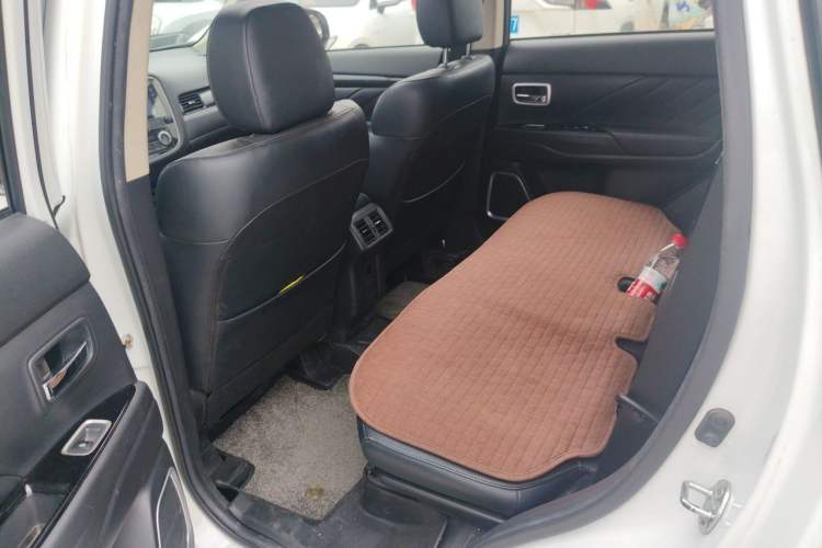 Used Mitsubishi Outlander 2019 2.4L 4x4 Zhi Xiang Edition 5 Seats China VI Standard Left Rear Seat