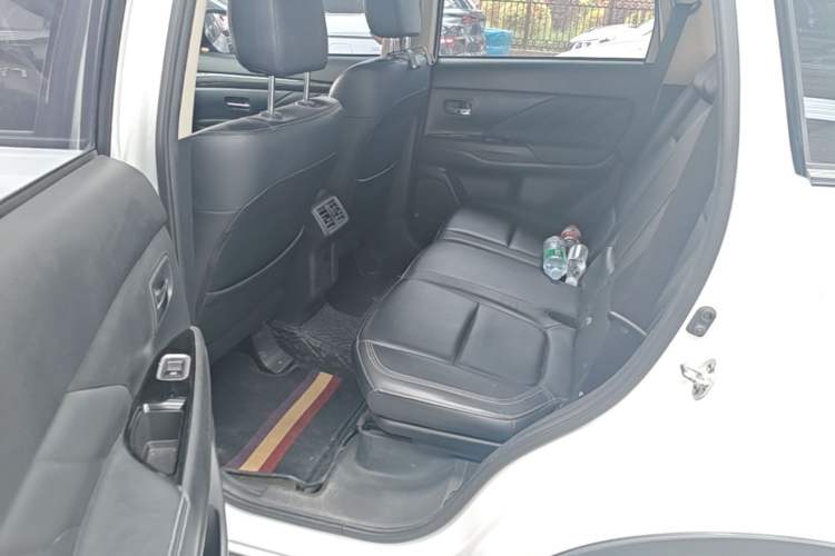 Used Mitsubishi Outlander 2019 2.0L Two-Wheel Drive Comfort Edition 5 Seats China VI Standard Left Rear Seat