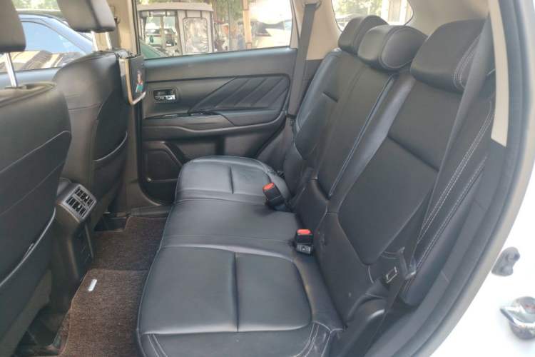 Used Mitsubishi Outlander 2019 2.4L 4x4 Zhi Xiang Edition 7 Seats China VI Standard Left Rear Seat
