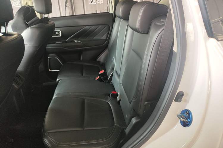 Used Mitsubishi Outlander 2019 2.4L 4x4 Zhi Xiang Edition 7 Seats China VI Standard Left Rear Seat