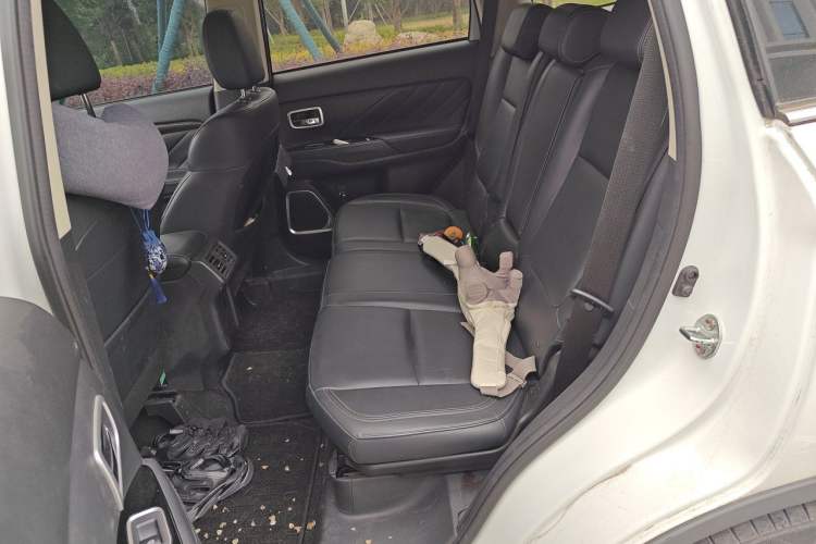 Used Mitsubishi Outlander 2019 2.4L Two-Wheel Drive ZhiXing Version 5 Seats China V Emission Standard Left Rear Seat
