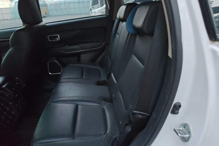 Used Mitsubishi Outlander 2019 2.0L Two-Wheel Drive Comfort Edition 7 Seats China V Emission Standard Left Rear Seat