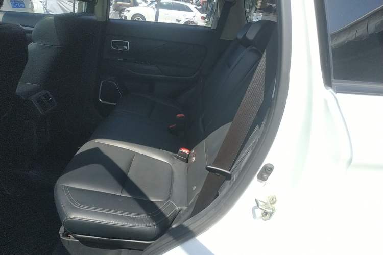 Used Mitsubishi Outlander 2019 2.0L Two-Wheel Drive Comfort Edition 5 Seats China V Standard Left Rear Seat