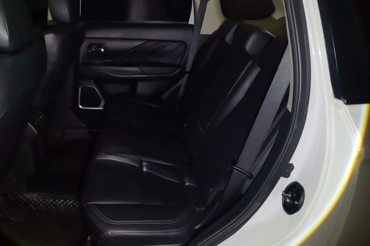 Used Mitsubishi Outlander 2019 2.4L 4x4 Zhi Xiang Edition 5 Seats China V Emission Standard Left Rear Seat