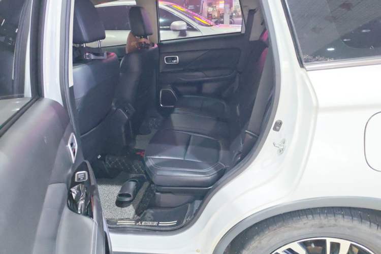 Used Mitsubishi Outlander 2019 2.4L 4x4 Zhi Xiang Edition 7 Seats China VI Standard Left Rear Seat