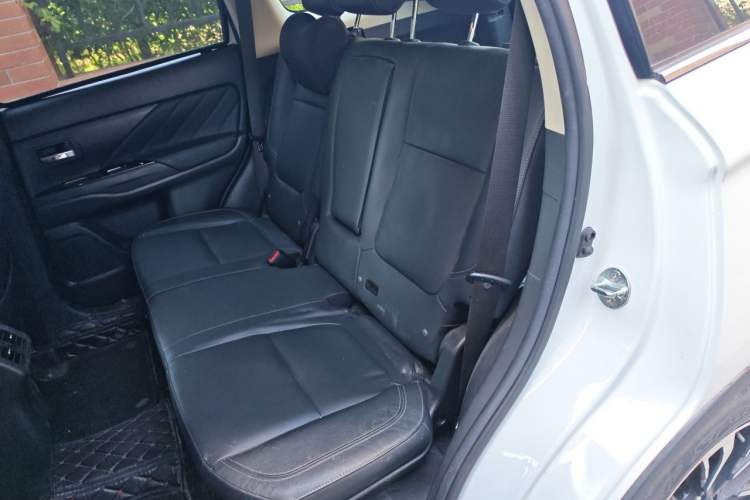 Used Mitsubishi Outlander 2019 2.4L 4x4 Zhi Xiang Edition 5 Seats China V Emission Standard Left Rear Seat