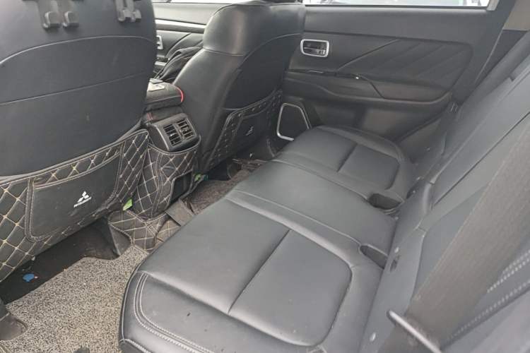 Used Mitsubishi Outlander 2019 2.4L 4x4 Zhi Xiang Edition 5 Seats China VI Standard Left Rear Seat