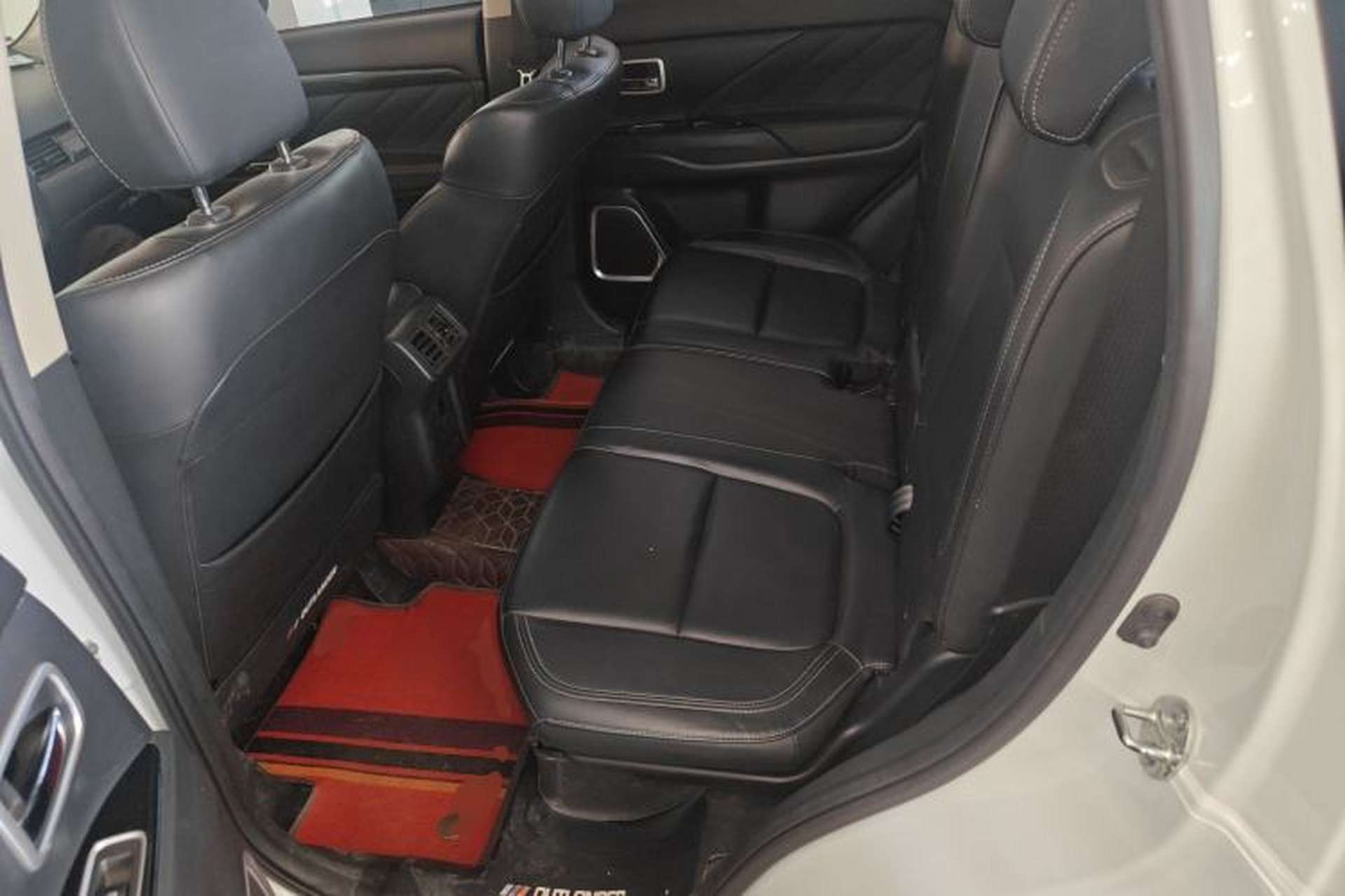 Used Mitsubishi Outlander 2019 2.4L 4x4 Zhi Xiang Edition 5 Seats China VI Standard Left Rear Seat